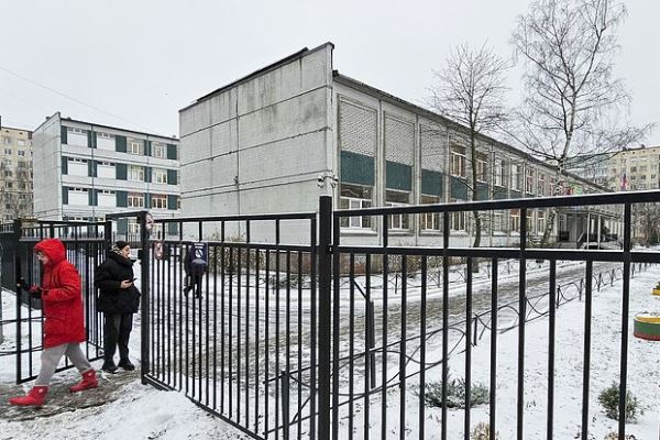 Подросток напал на учительницу в школе Петербурга. Она отвернулась от ученика и получила три удара ножом в спину