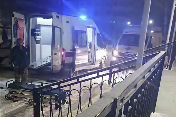 Подросток напал на учительницу в школе Петербурга. Она отвернулась от ученика и получила три удара ножом в спину