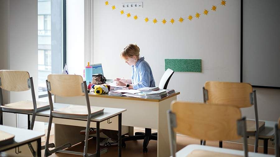 Учителя массово жалуются на отмену надбавок