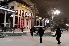 В российском городе полицейские пришли в бар к избивавшим девушек стримерам