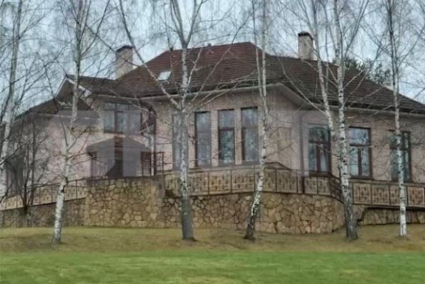 Долина 12 лет прятала роскошный дом в Подмосковье. Она не платила за него налог и сэкономила миллион рублей
