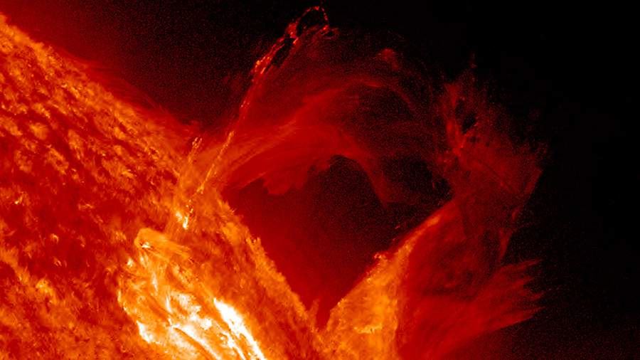 Ученые засняли процесс выброса крупного протуберанца Солнцем