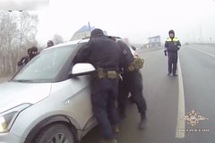 Трое россиян на моторной лодке грабили дома в коттеджных поселках