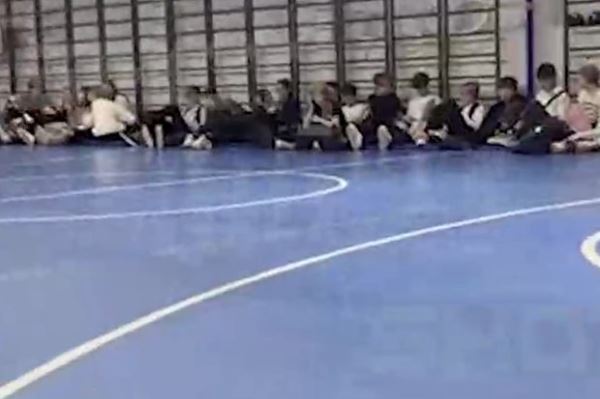 Подросток напал на учительницу в школе Петербурга. Она отвернулась от ученика и получила три удара ножом в спину