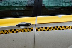 Таксисту стали угрожать после спасения российской бабушки от аферистов